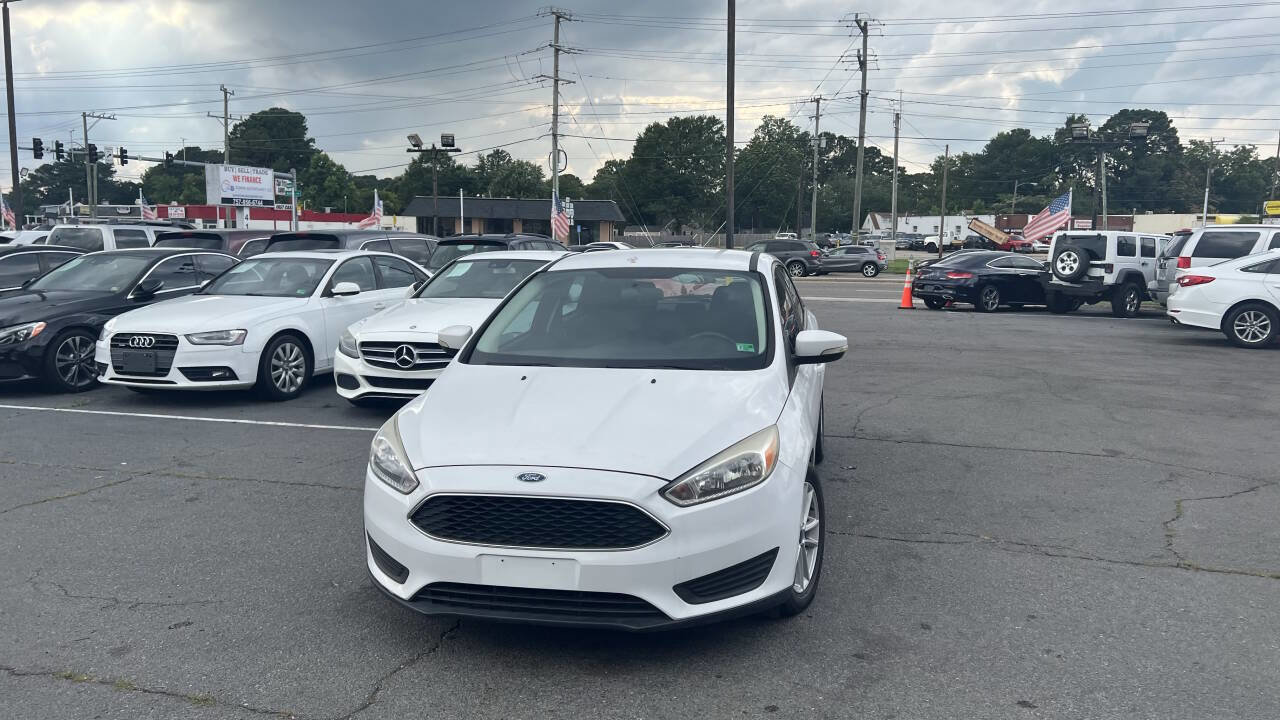Used 2017 Ford Focus SE image 1