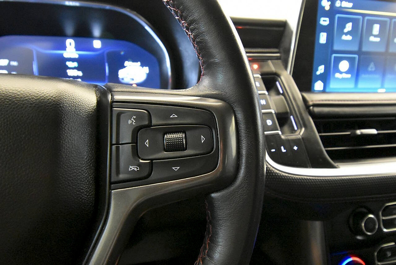 Used 2022 Chevrolet Tahoe RST w/ Luxury Package AWD/4WD image 32