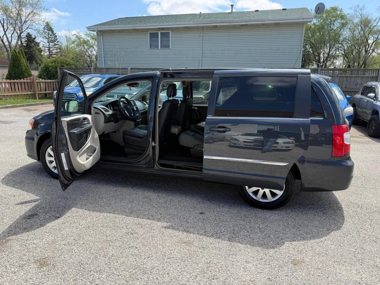 Used 2014 Chrysler Town & Country Touring FWD image 20
