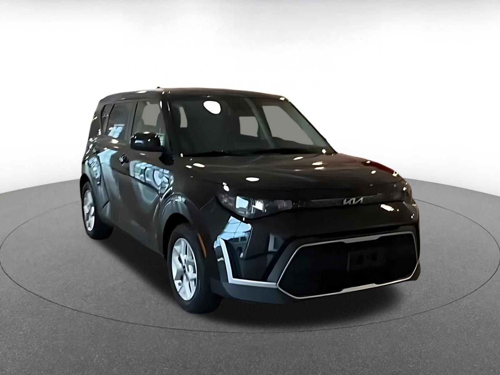 Used 2025 Kia Soul LX w/ LX Technology Package FWD image 2