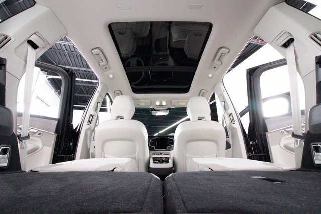 Certified 2024 Volvo XC90 B6 Plus image 32