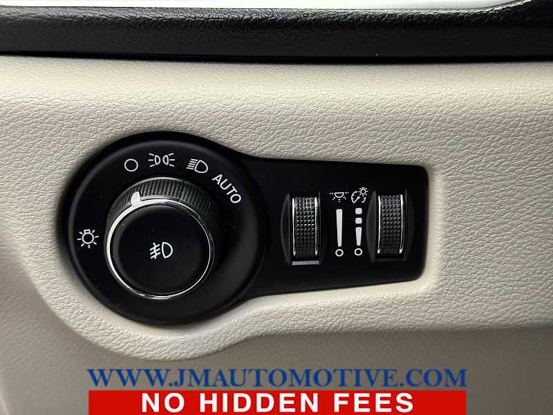 Used 2018 Chrysler Pacifica Touring Plus FWD image 40