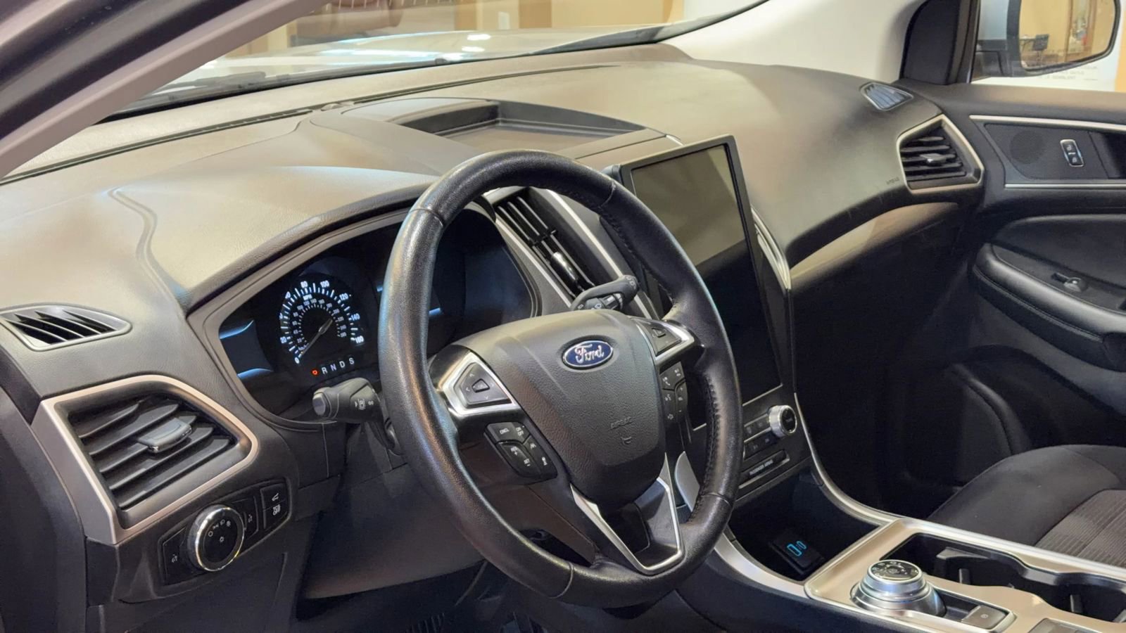 Used 2024 Ford Edge SEL w/ Cold Weather Package image 9