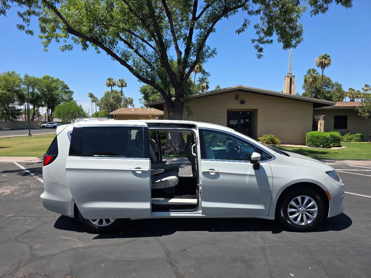 Used 2017 Chrysler Pacifica Touring w/ Tire & Wheel Group FWD image 5