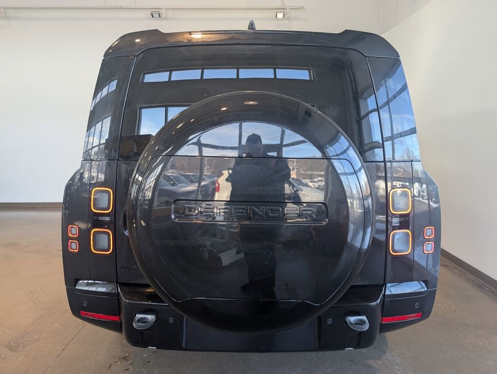 New 2026 Land Rover Defender 130 X-Dynamic SE image 4