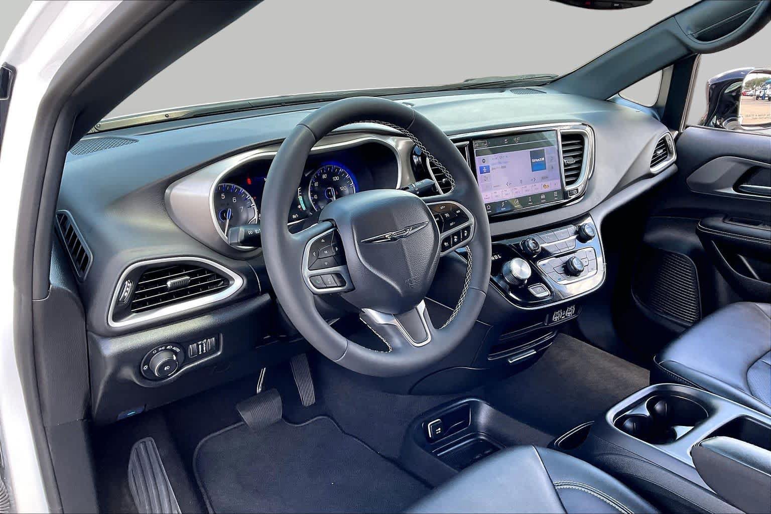 Used 2025 Chrysler Pacifica Select FWD image 16