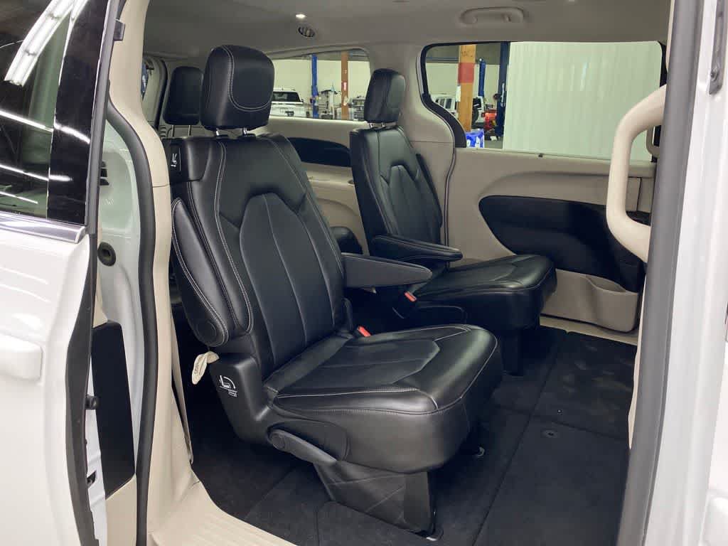 Used 2024 Chrysler Pacifica Touring-L FWD image 18
