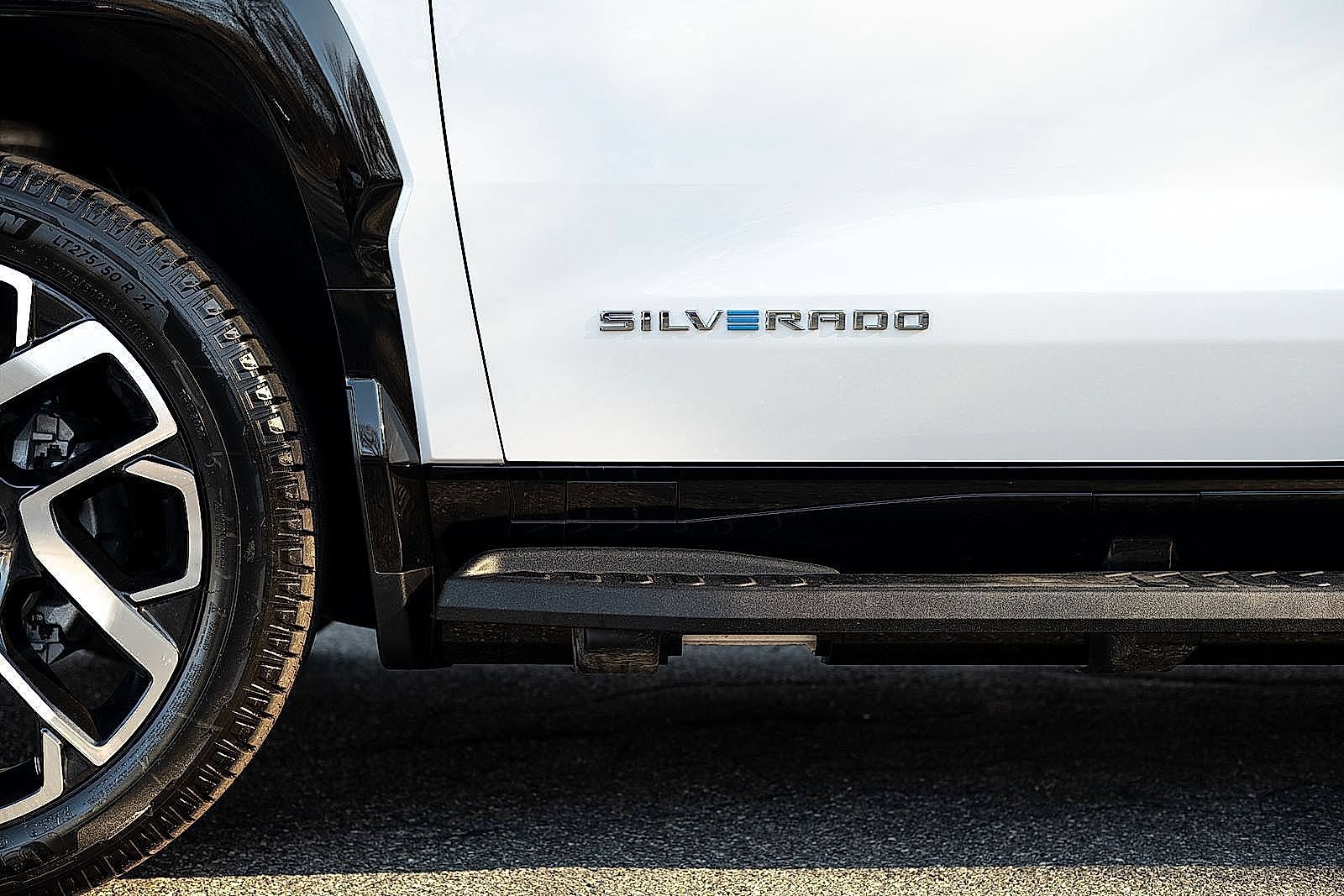 Used 2024 Chevrolet Silverado EV RST AWD/4WD image 13