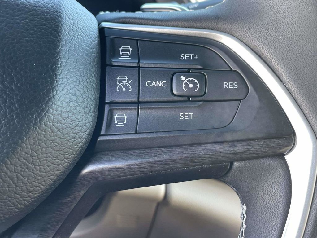 Used 2024 Jeep Grand Cherokee Limited w/ Luxury Tech Group II AWD/4WD image 33