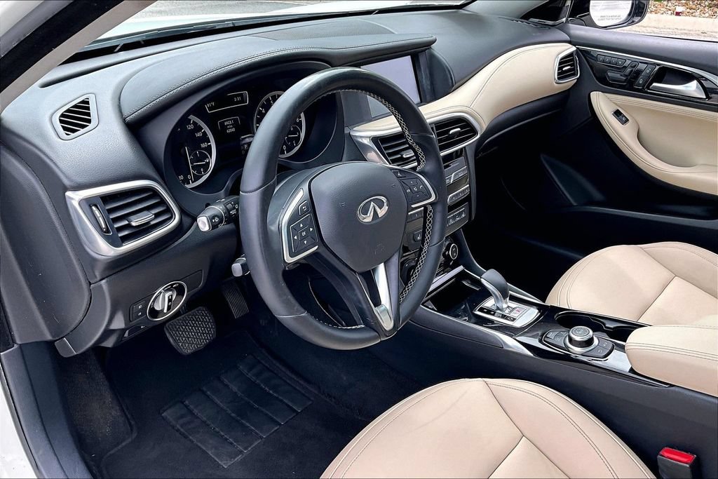 Used 2018 INFINITI QX30 Premium w/ Navigation Package FWD image 17