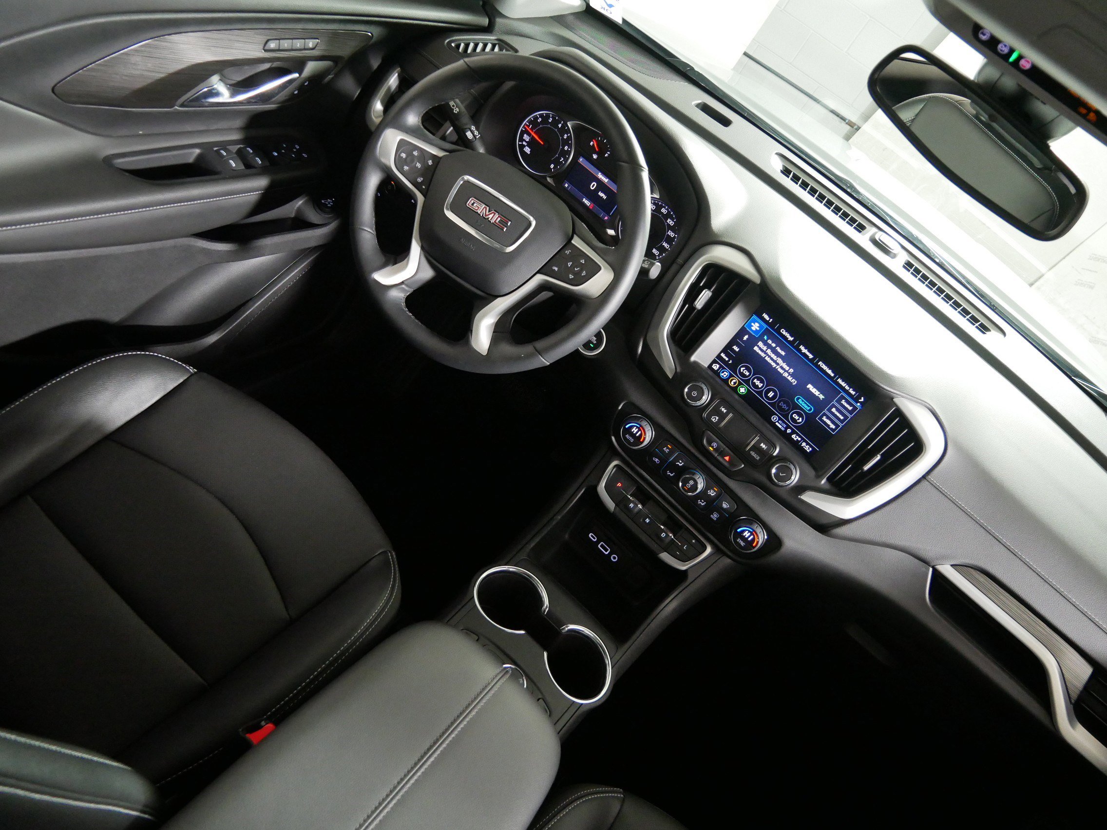 Used 2023 GMC Terrain SLT w/ Elevation Edition image 9