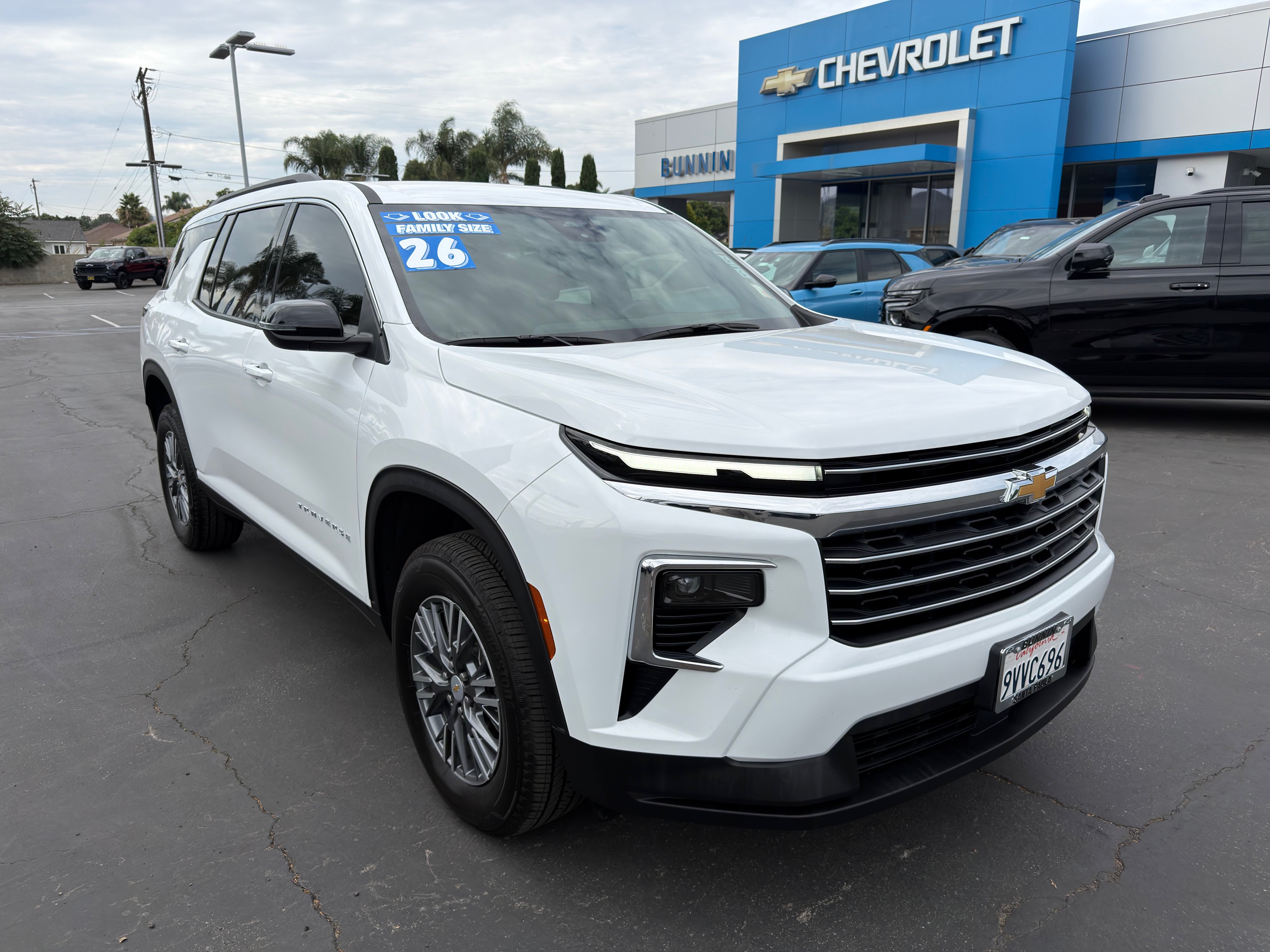 Used 2026 Chevrolet Traverse LT FWD image 2