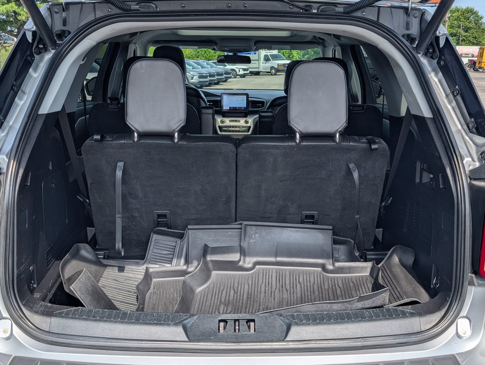 Used 2020 Ford Explorer XLT w/ Equipment Group 202A AWD/4WD image 28