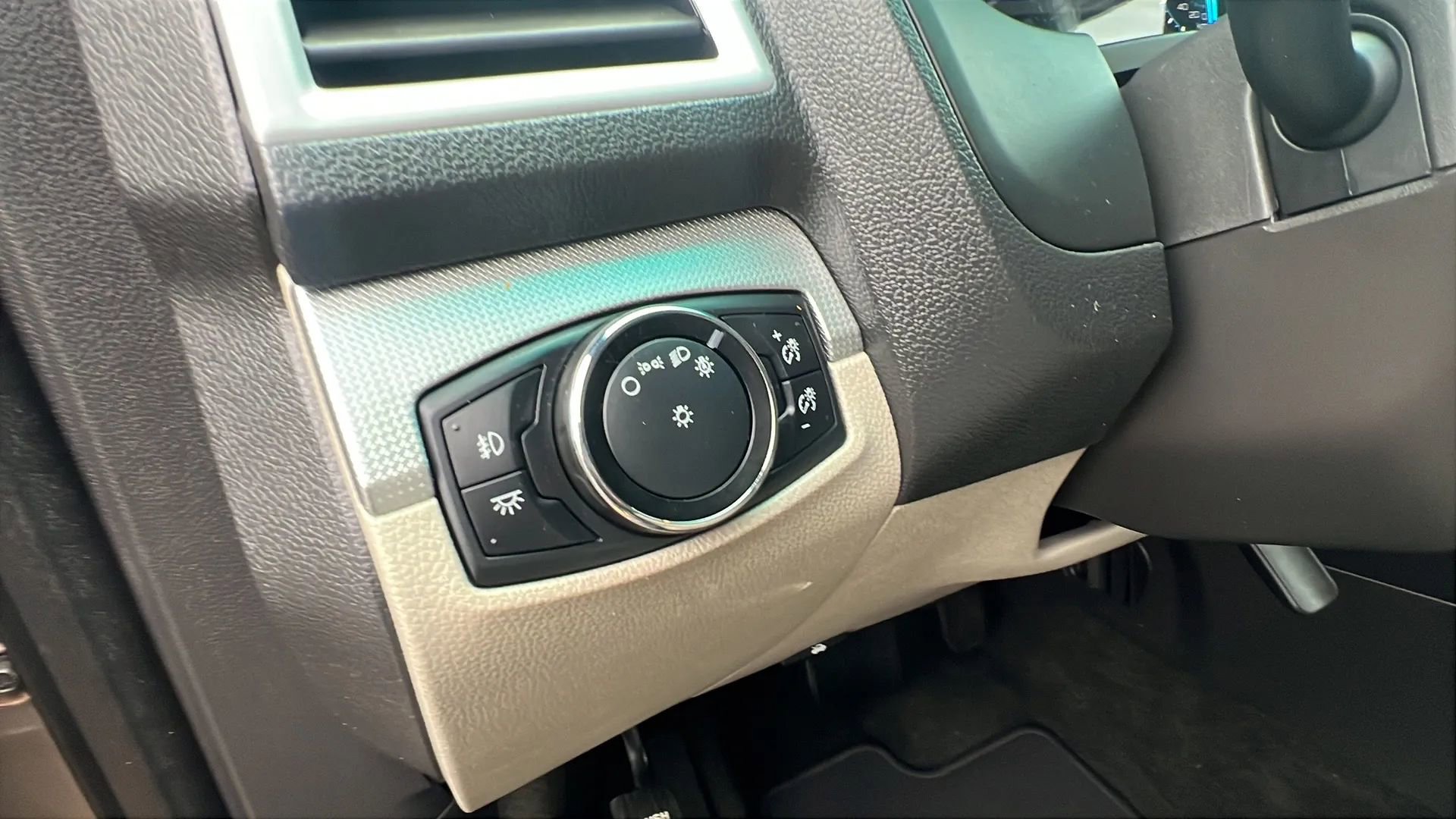 Used 2014 Ford Explorer XLT image 25