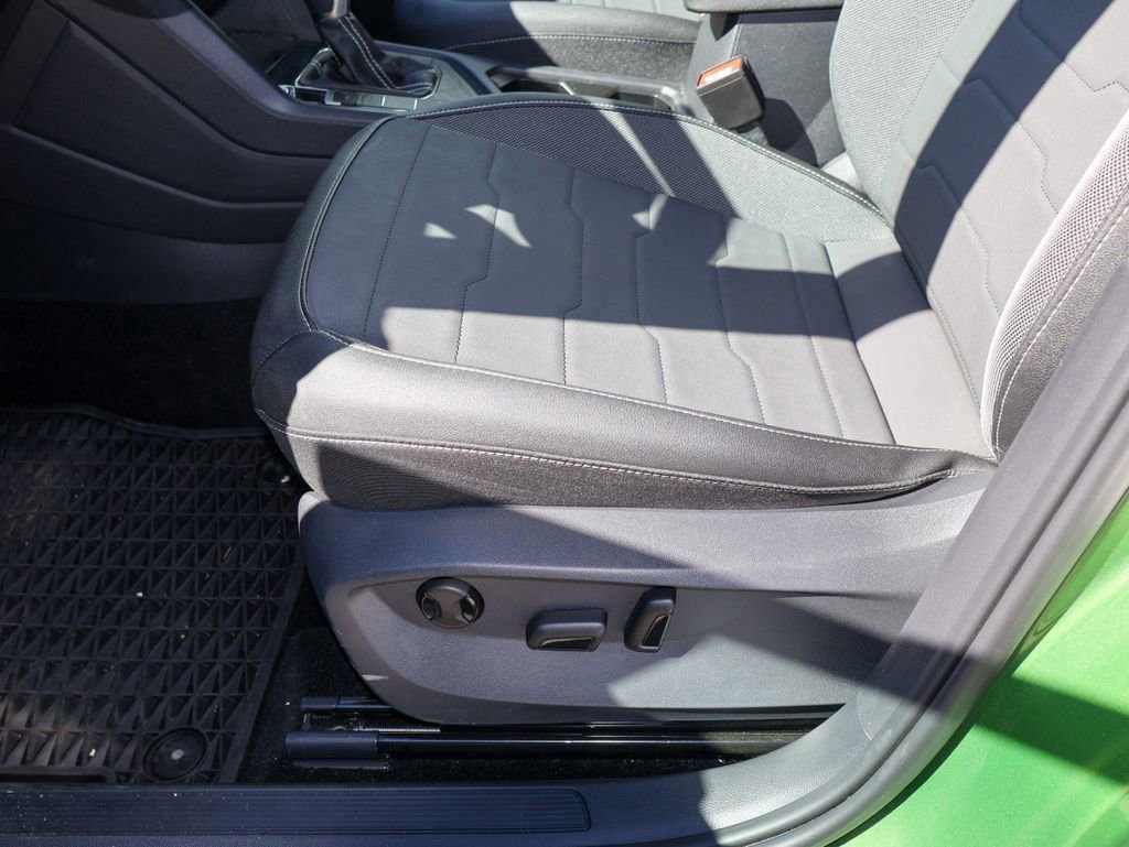 Certified 2025 Volkswagen Taos SE image 13