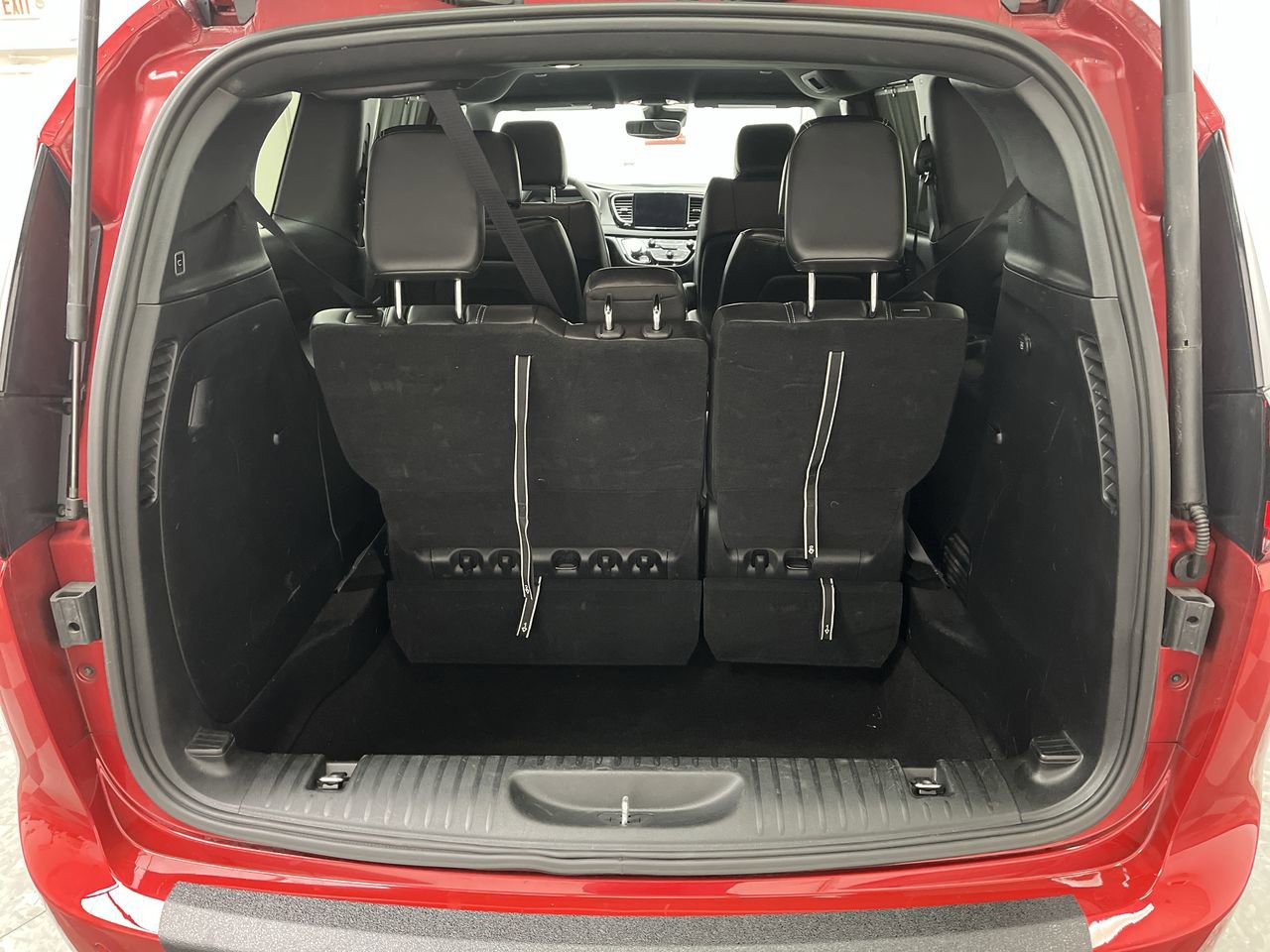Used 2025 Chrysler Pacifica Select FWD image 28