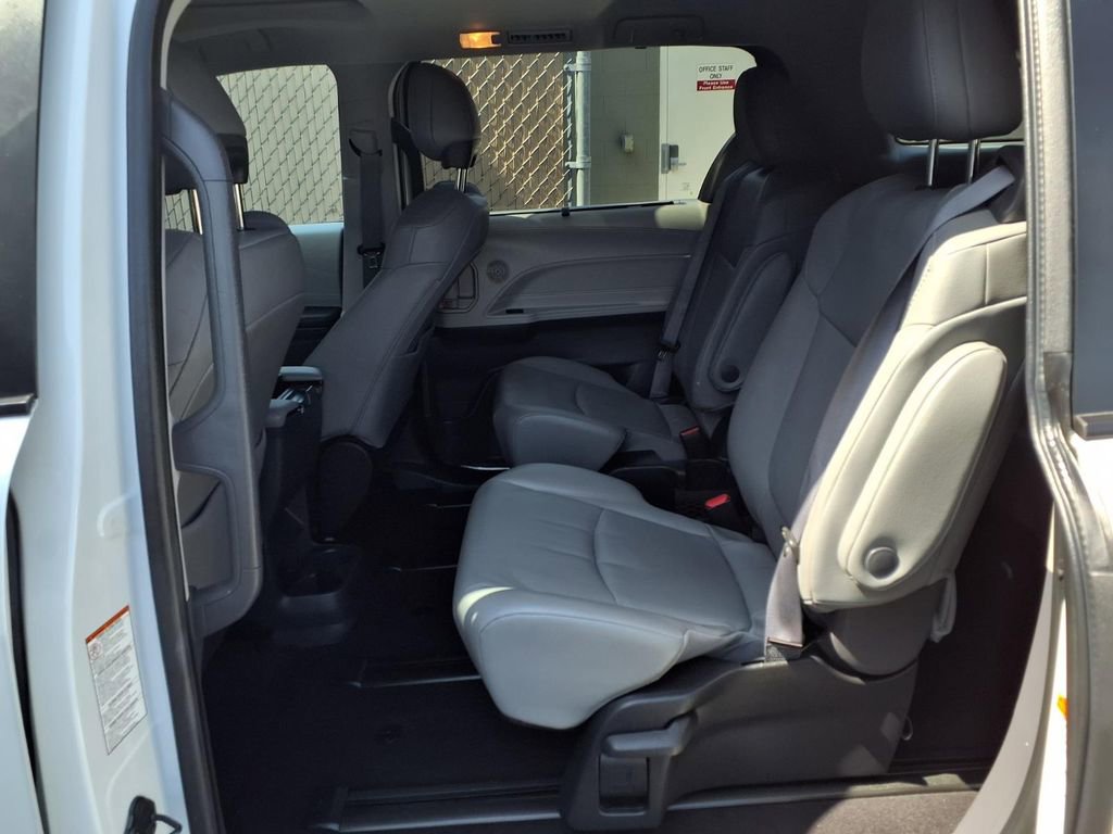 Certified 2022 Toyota Sienna XLE FWD image 18
