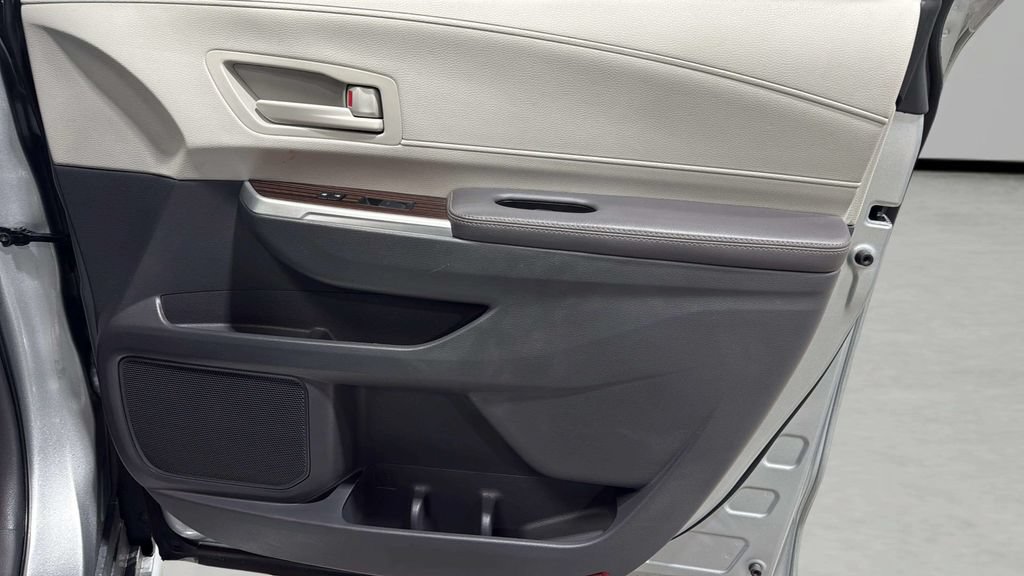 Used 2024 Toyota Sienna LE FWD image 12