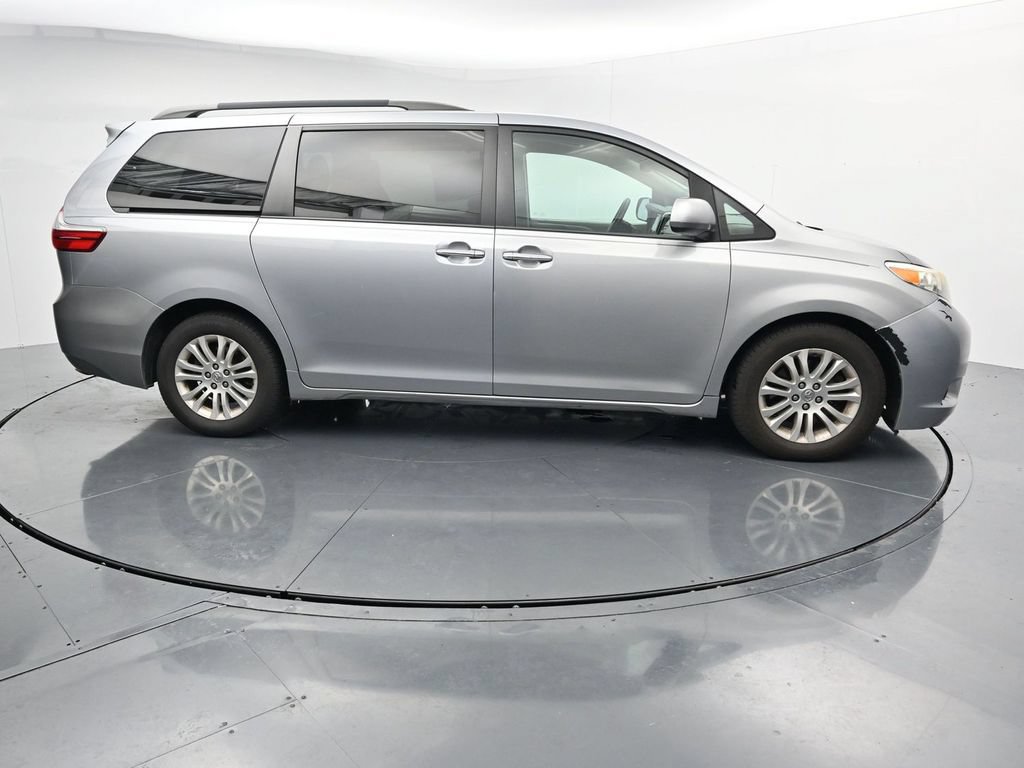Used 2015 Toyota Sienna XLE w/ Four Season Floor Mat Package FWD image 9