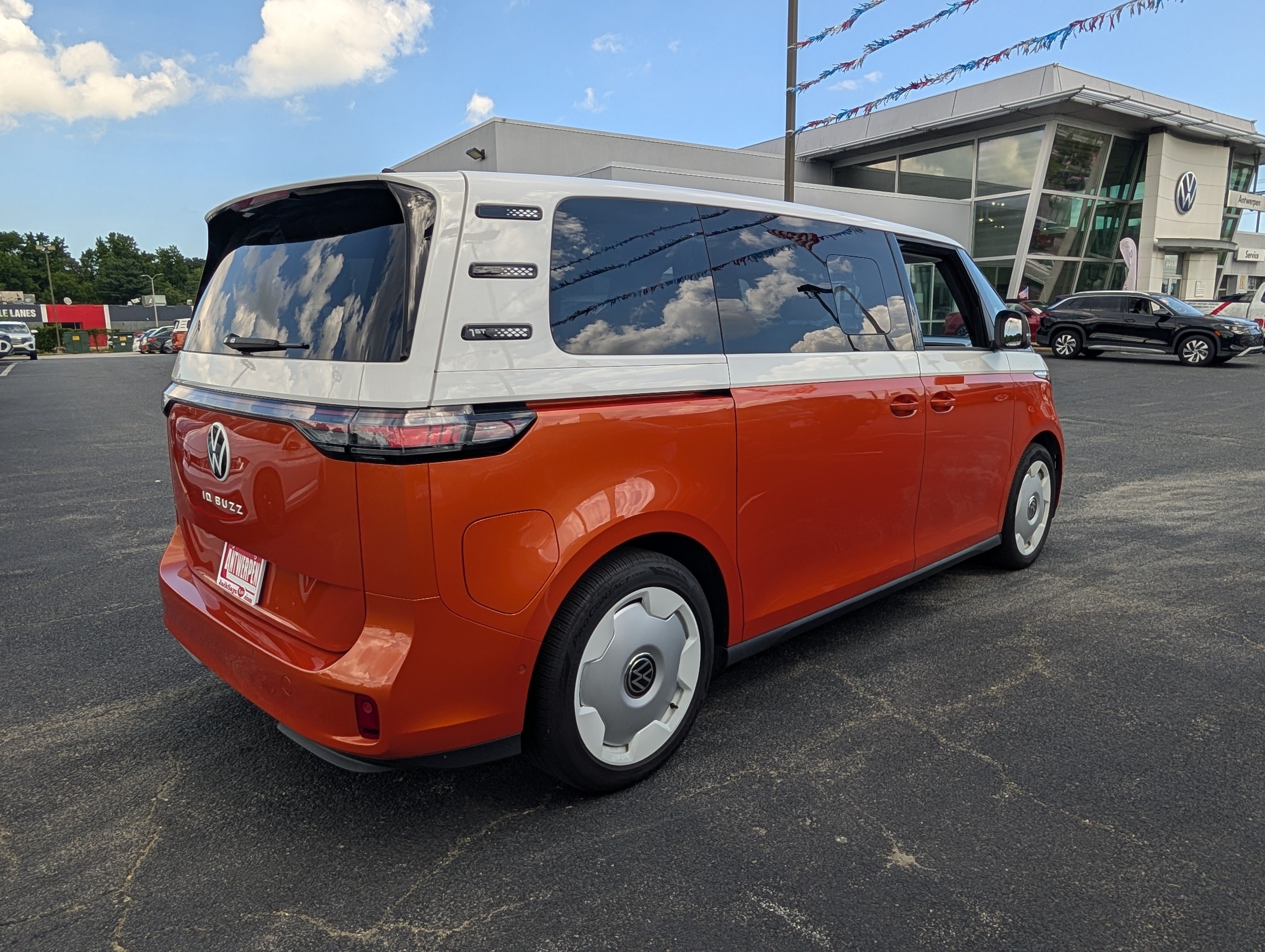 Used 2025 Volkswagen ID. Buzz Pro S Plus w/ Cupholders Package RWD image 3