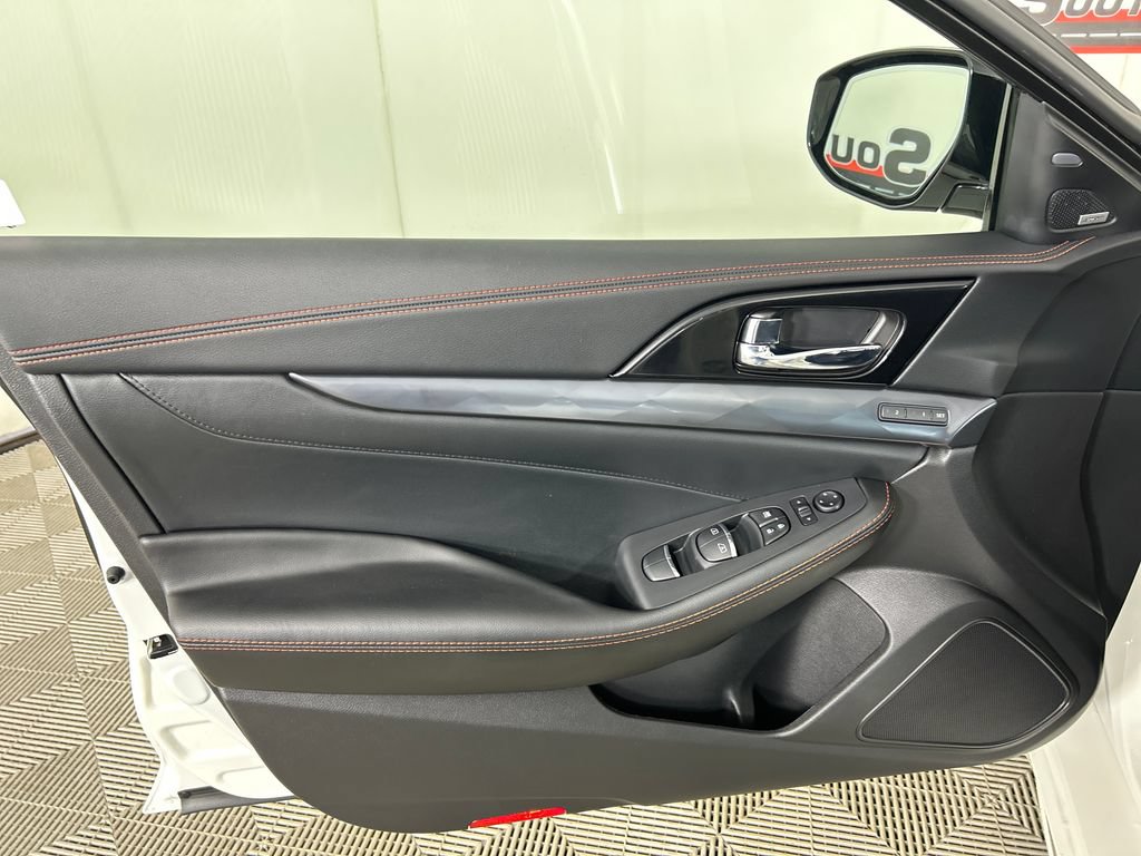 Used 2023 Nissan Maxima SR w/ Sport Mat Group FWD image 11