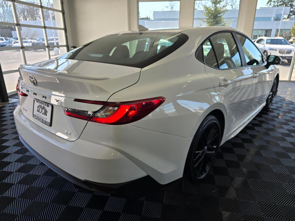 Used 2025 Toyota Camry SE image 3