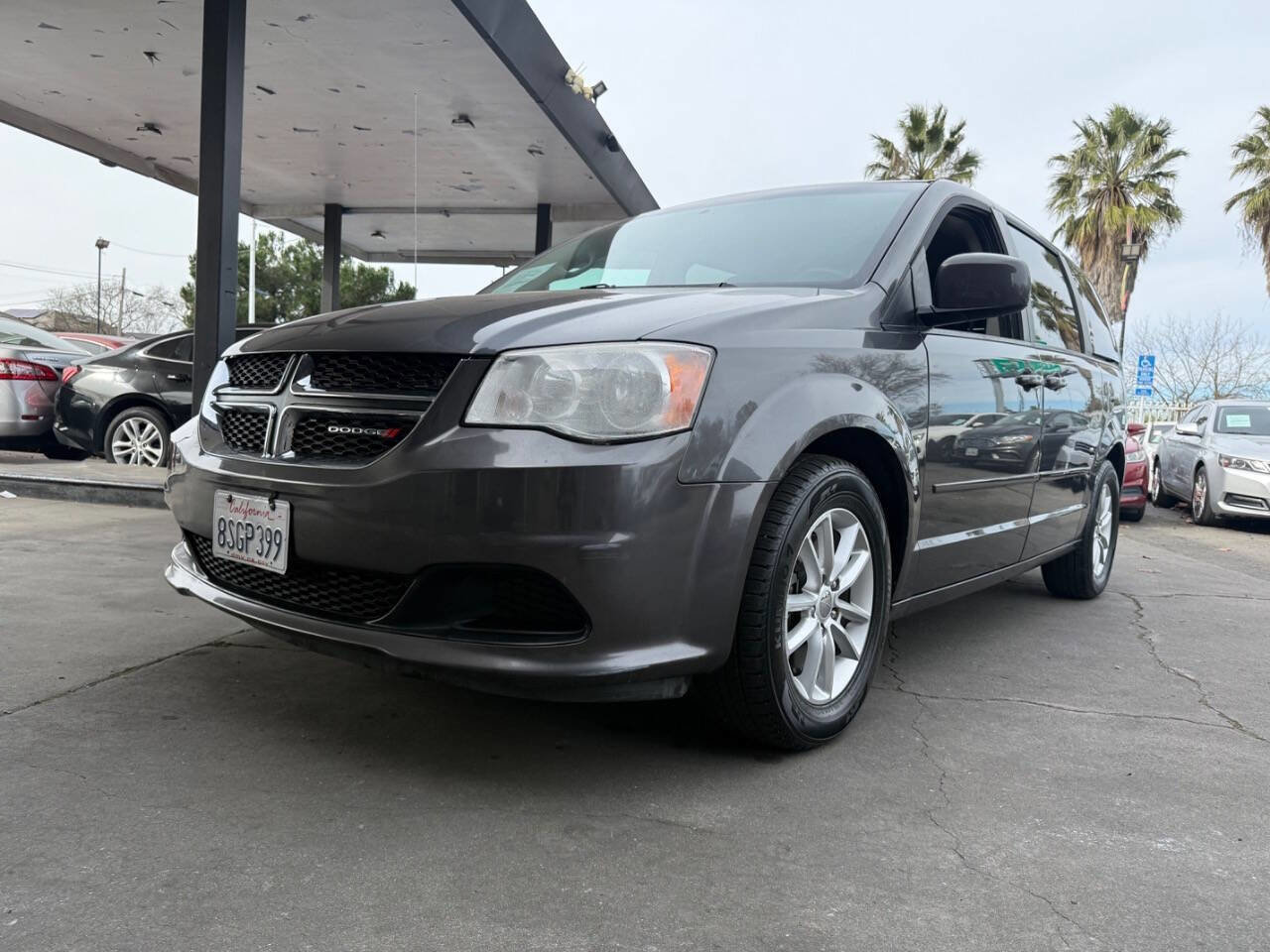 Used 2016 Dodge Grand Caravan SXT image 2