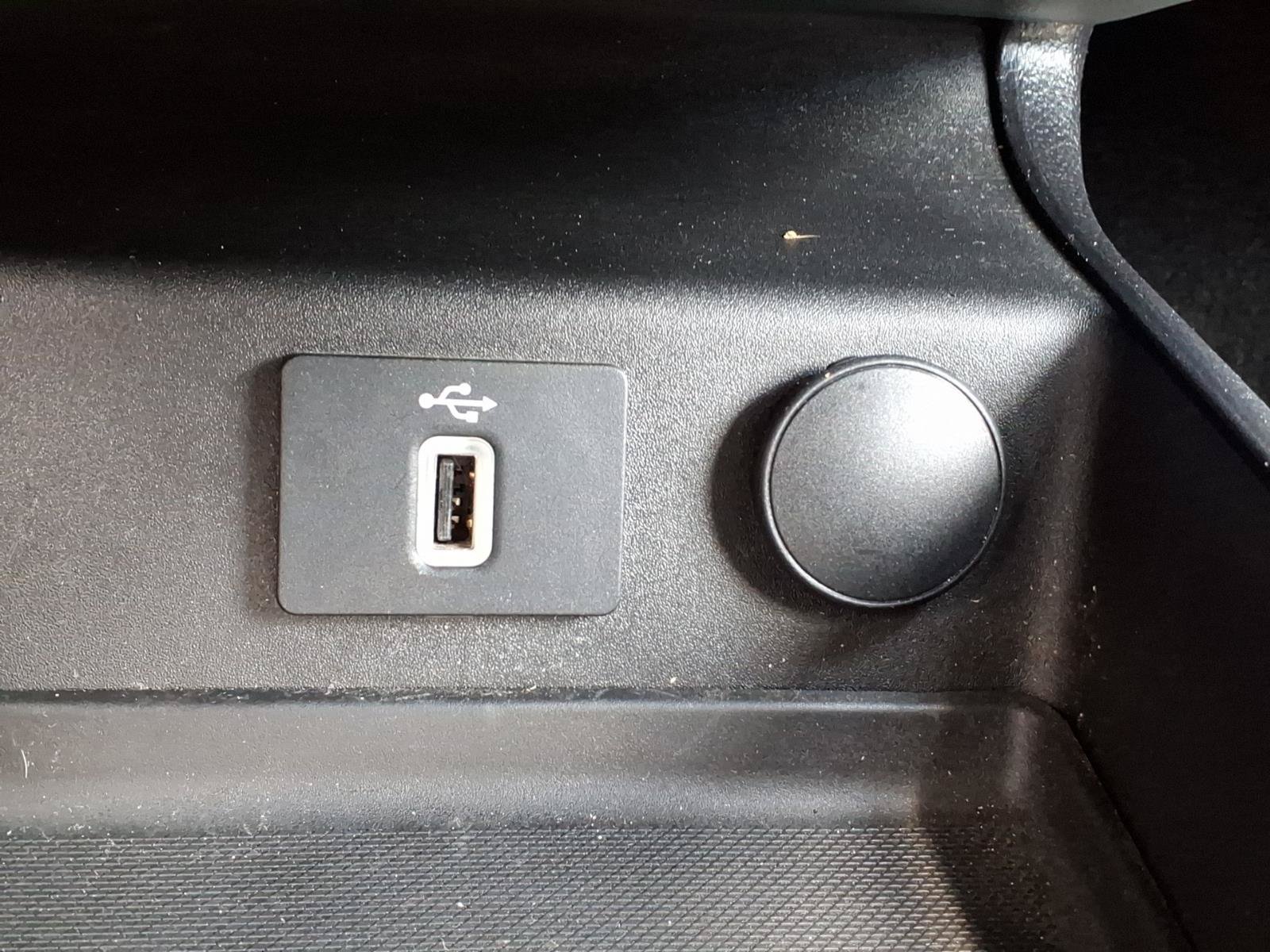 Used 2018 Ford Fusion SE w/ Fusion SE Technology Package FWD image 12