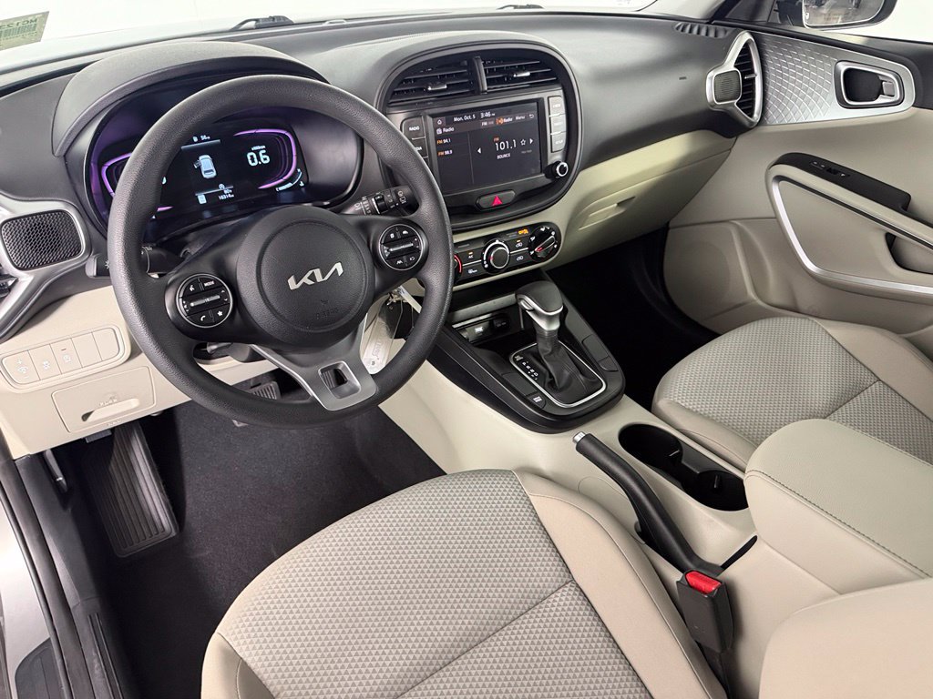 Used 2025 Kia Soul LX w/ LX Technology Package FWD image 13