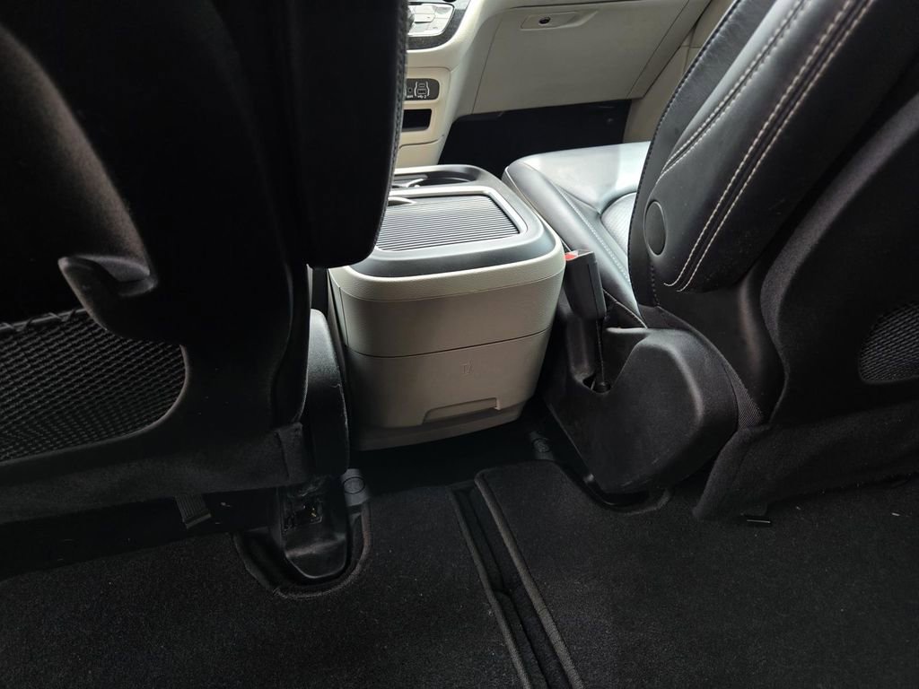 Used 2023 Chrysler Pacifica Touring-L image 14