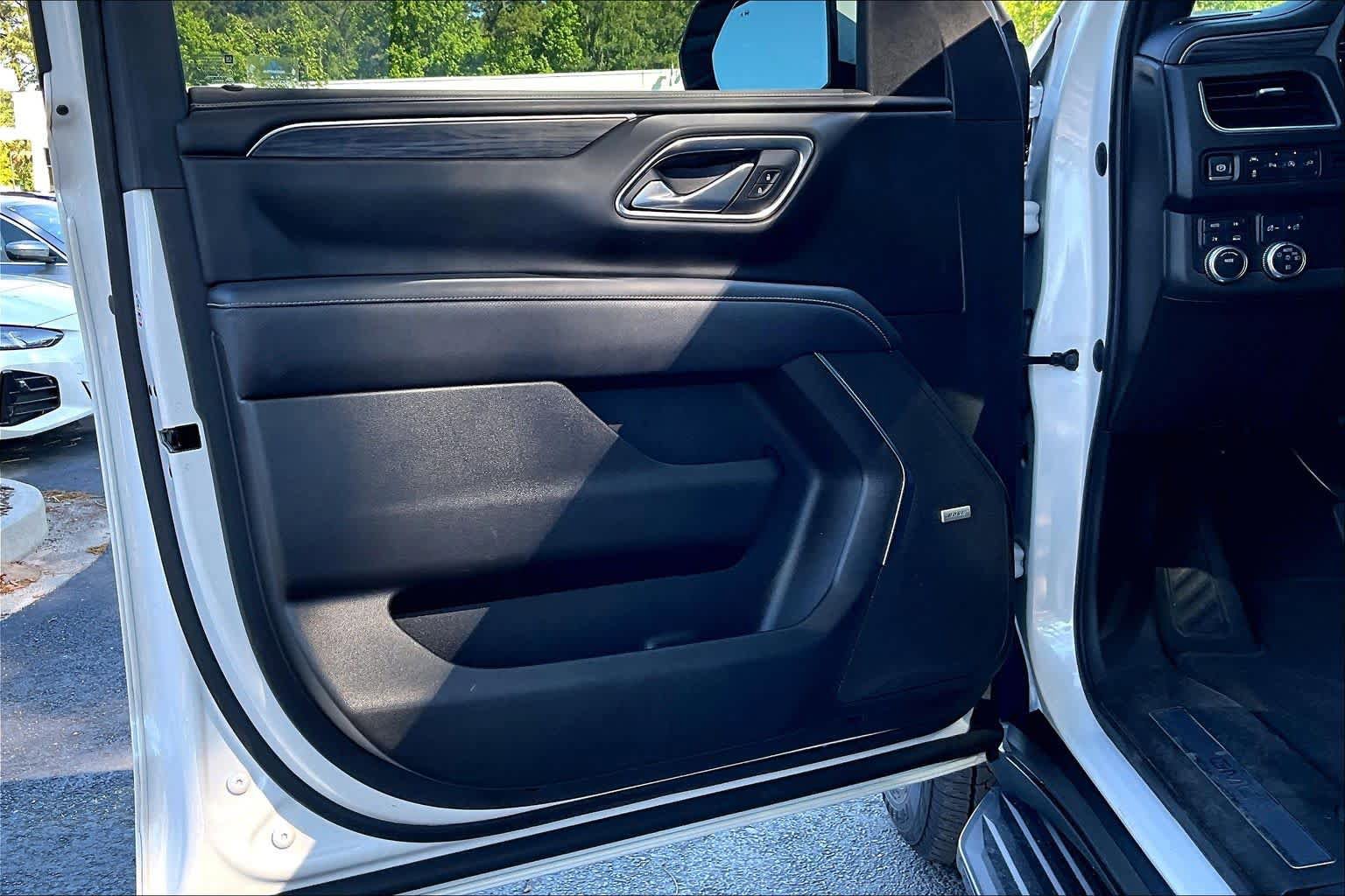 Used 2021 GMC Yukon SLT w/ SLT Premium Package image 22