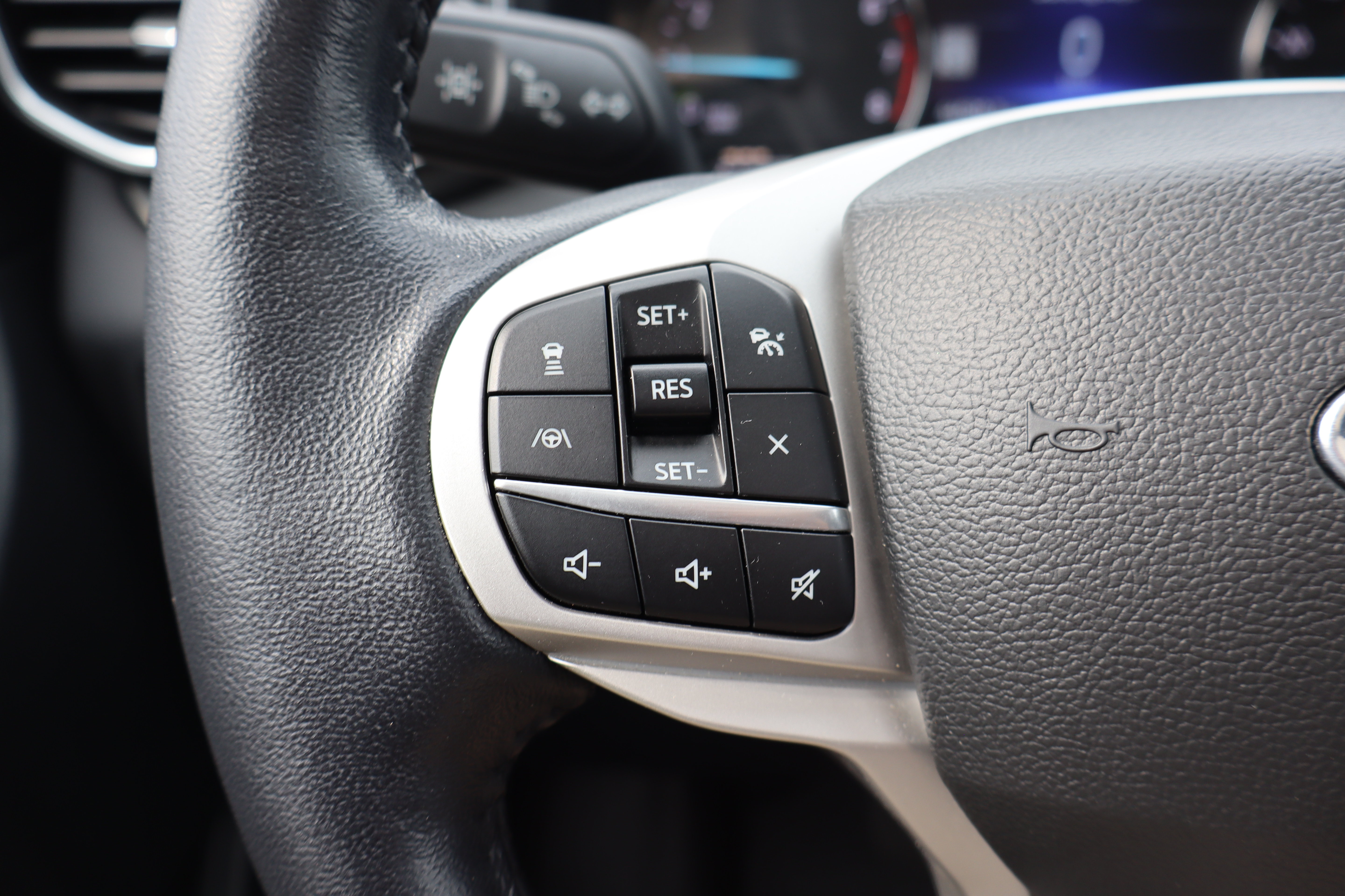 Used 2023 Ford Explorer XLT w/ Equipment Group 202A AWD/4WD image 17