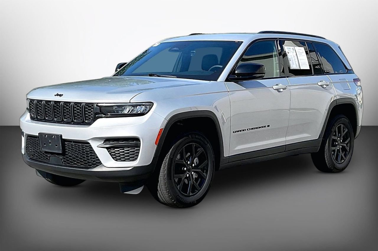 Certified 2025 Jeep Grand Cherokee Altitude AWD/4WD image 4
