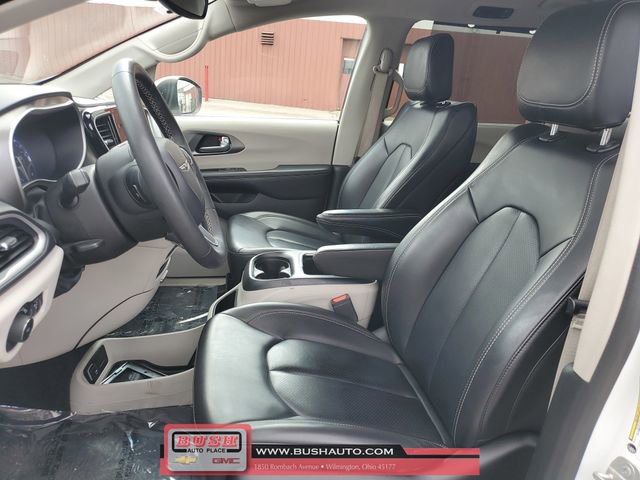 Used 2023 Chrysler Pacifica Touring-L image 14