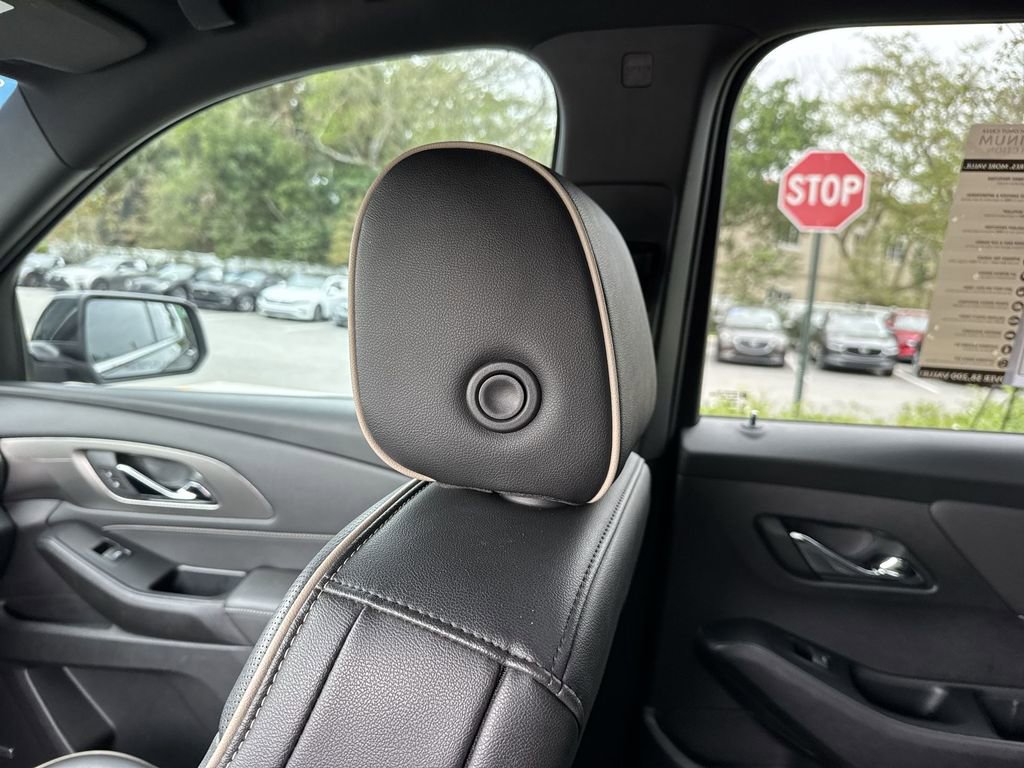Used 2023 Chevrolet Traverse Premier FWD image 16