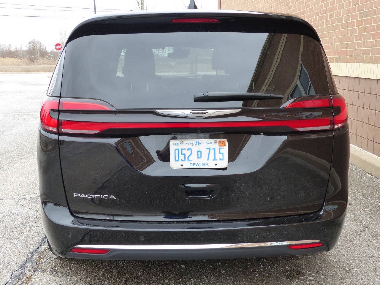 Used 2025 Chrysler Pacifica Select FWD image 9