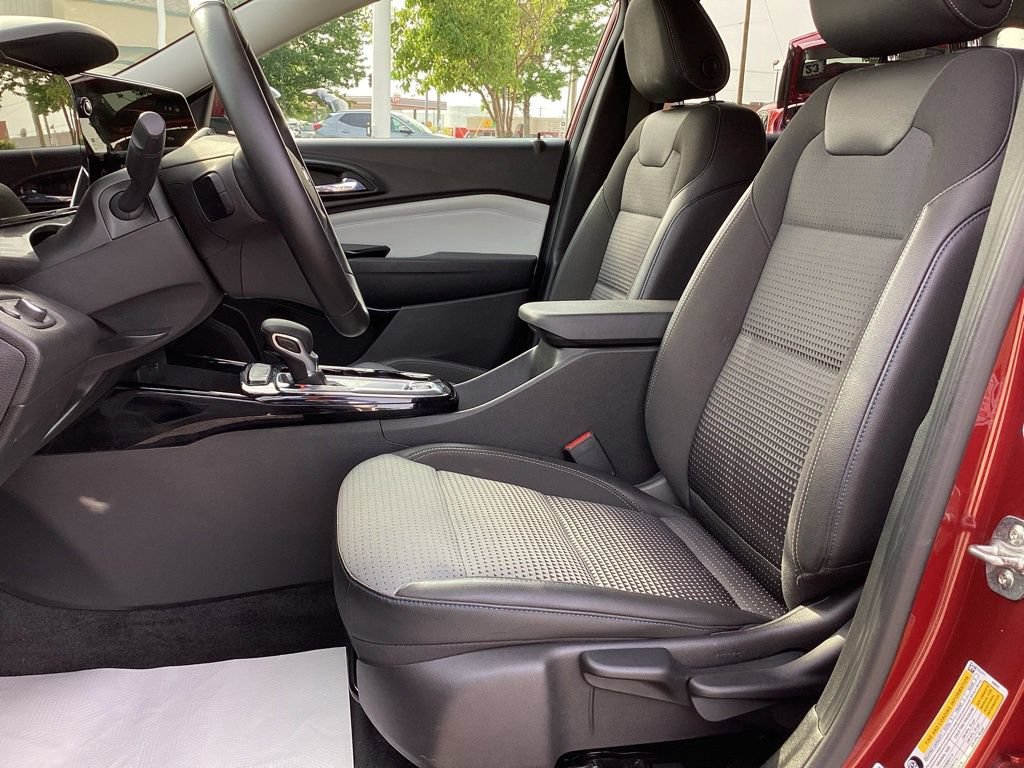 Used 2025 Chevrolet Trax LT w/ LT Convenience Package FWD image 14