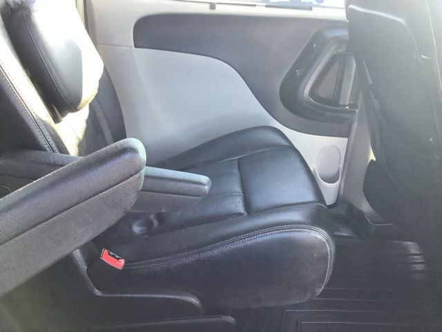 Used 2014 Chrysler Town & Country Touring-L w/ Driver Convenience Group image 21