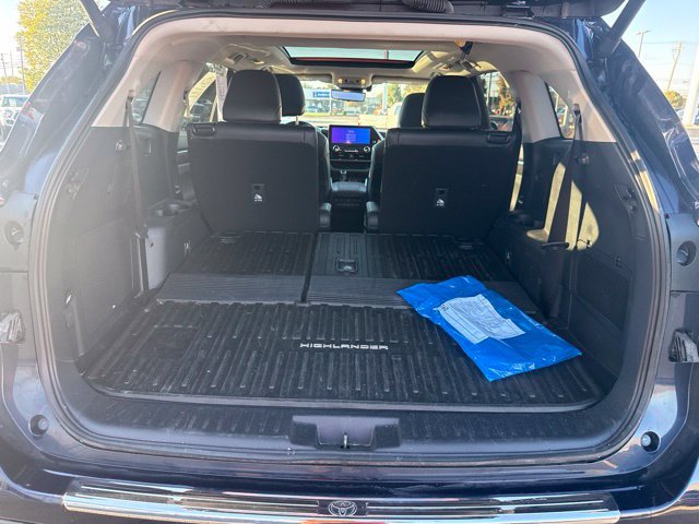 Used 2025 Toyota Highlander Platinum AWD/4WD image 39
