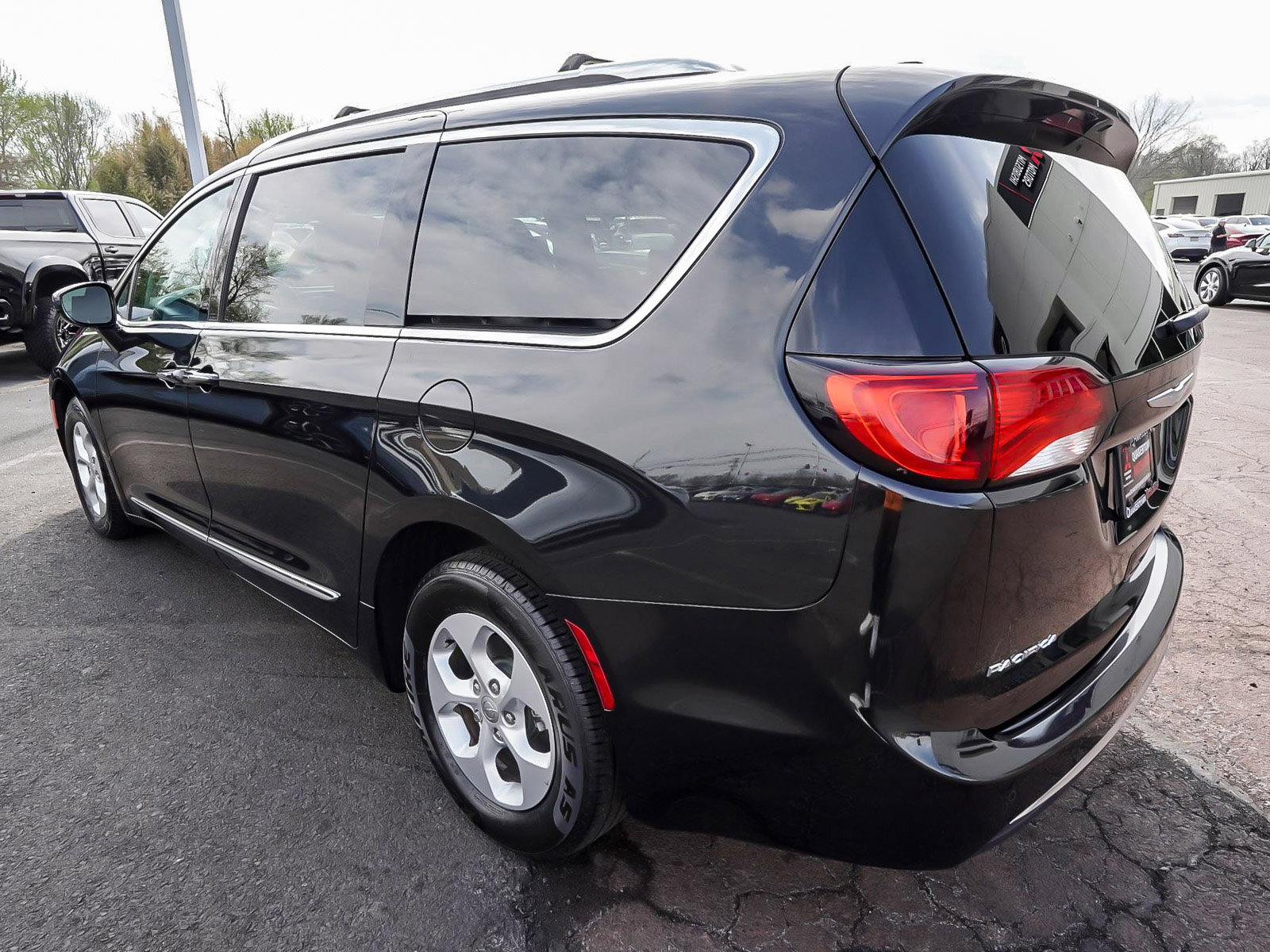 Used 2017 Chrysler Pacifica Touring-L Plus FWD image 4