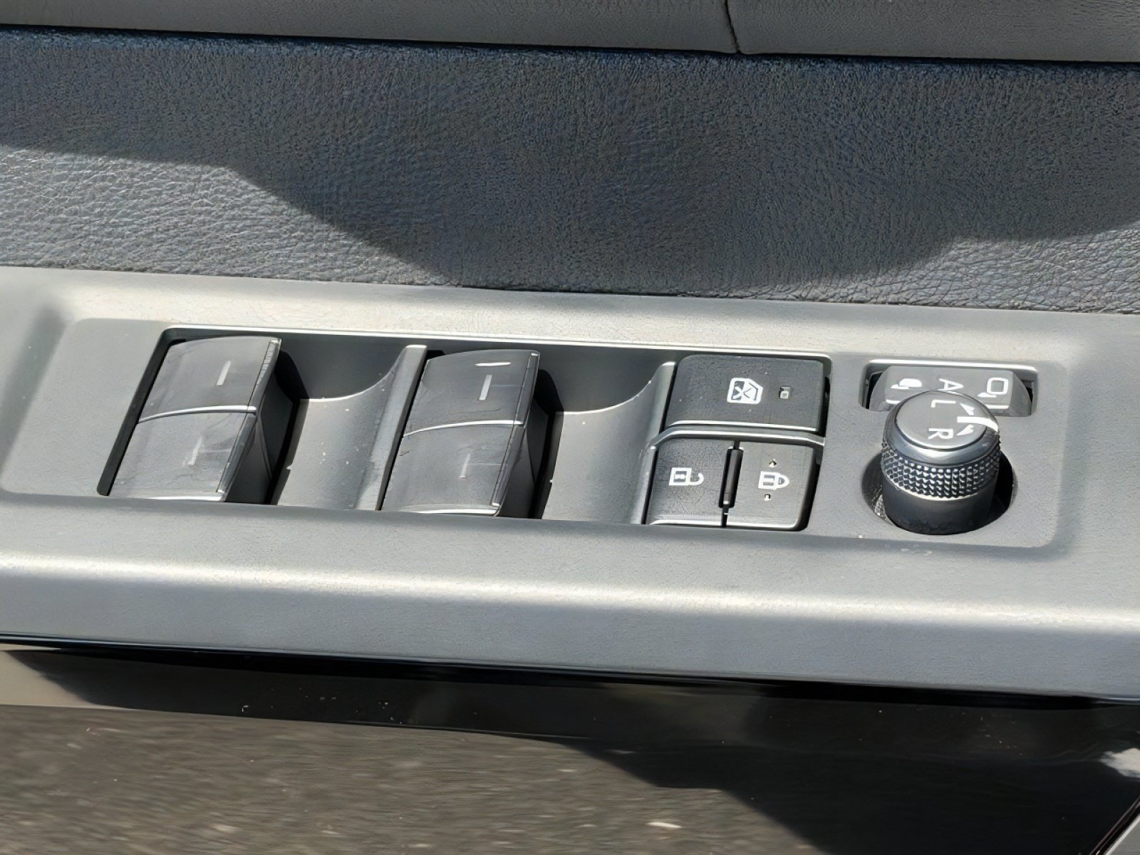 Used 2025 Toyota Tundra Limited AWD/4WD image 17
