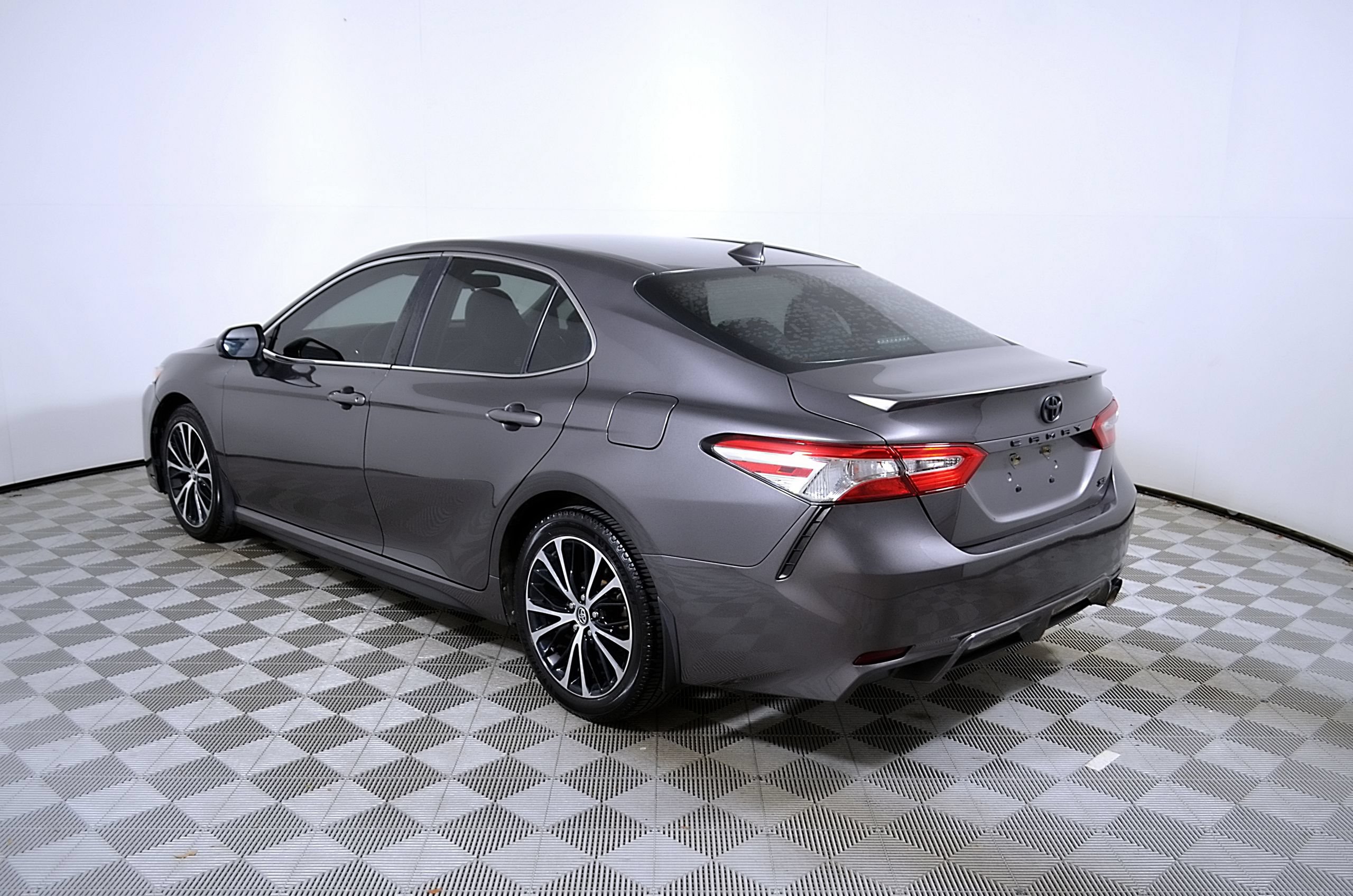 Used 2020 Toyota Camry SE FWD image 9
