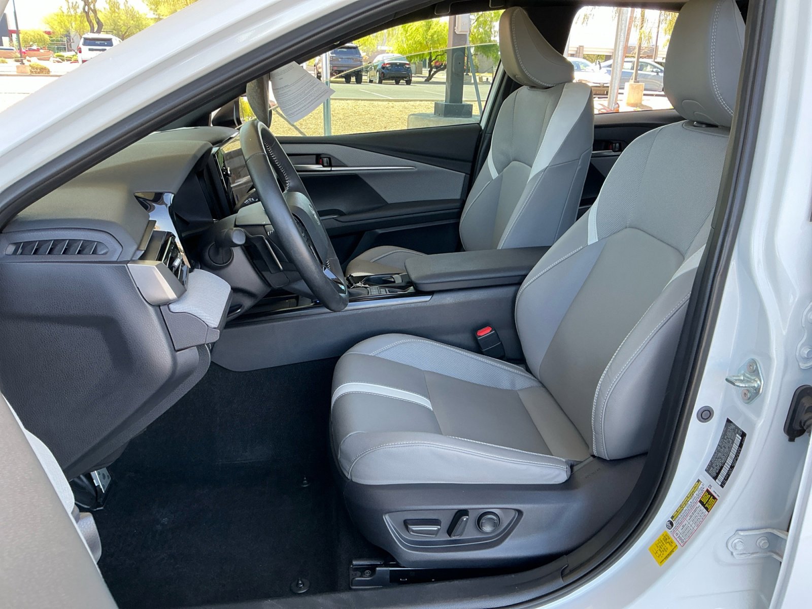 Used 2025 Toyota Camry SE image 14