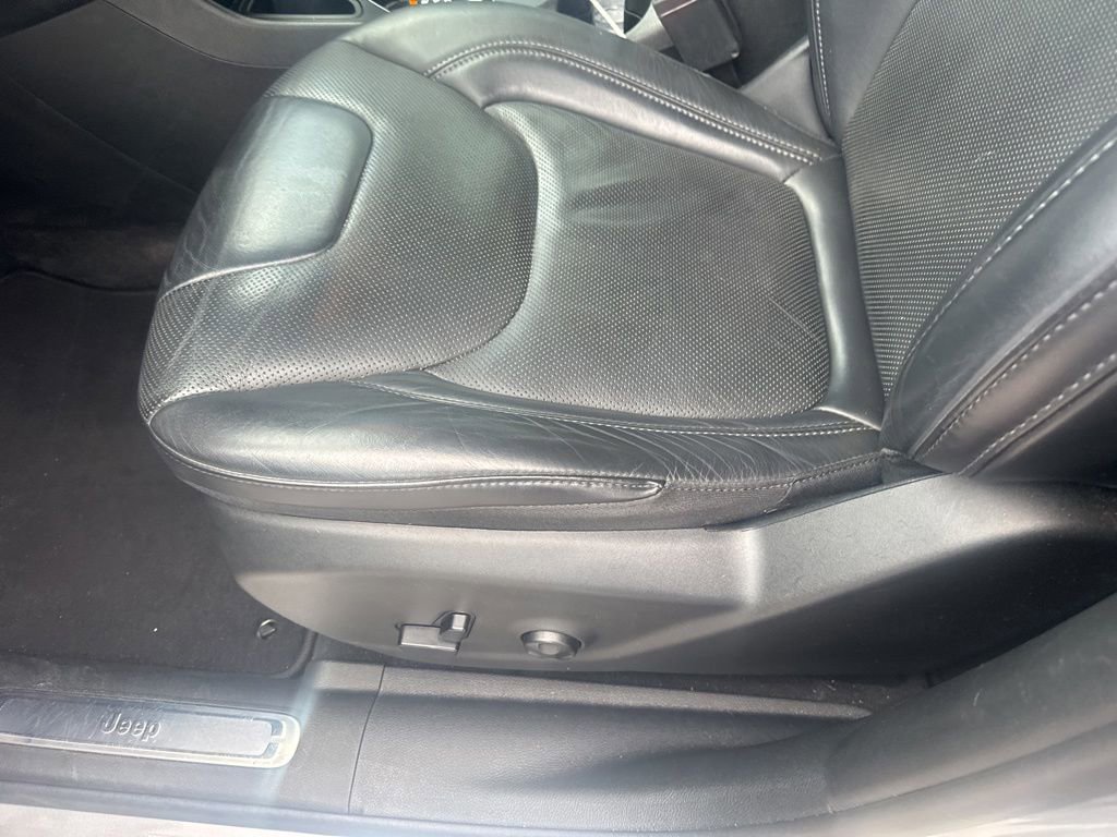 Used 2019 Jeep Cherokee Limited w/ Technology Group FWD image 15