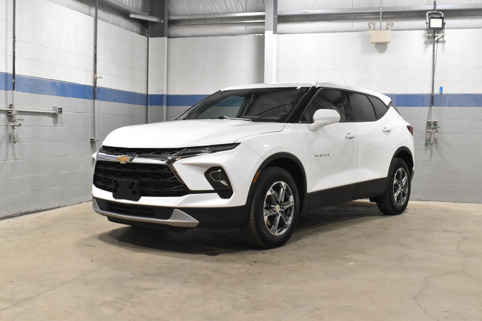 Used 2025 Chevrolet Blazer LT AWD/4WD image 2