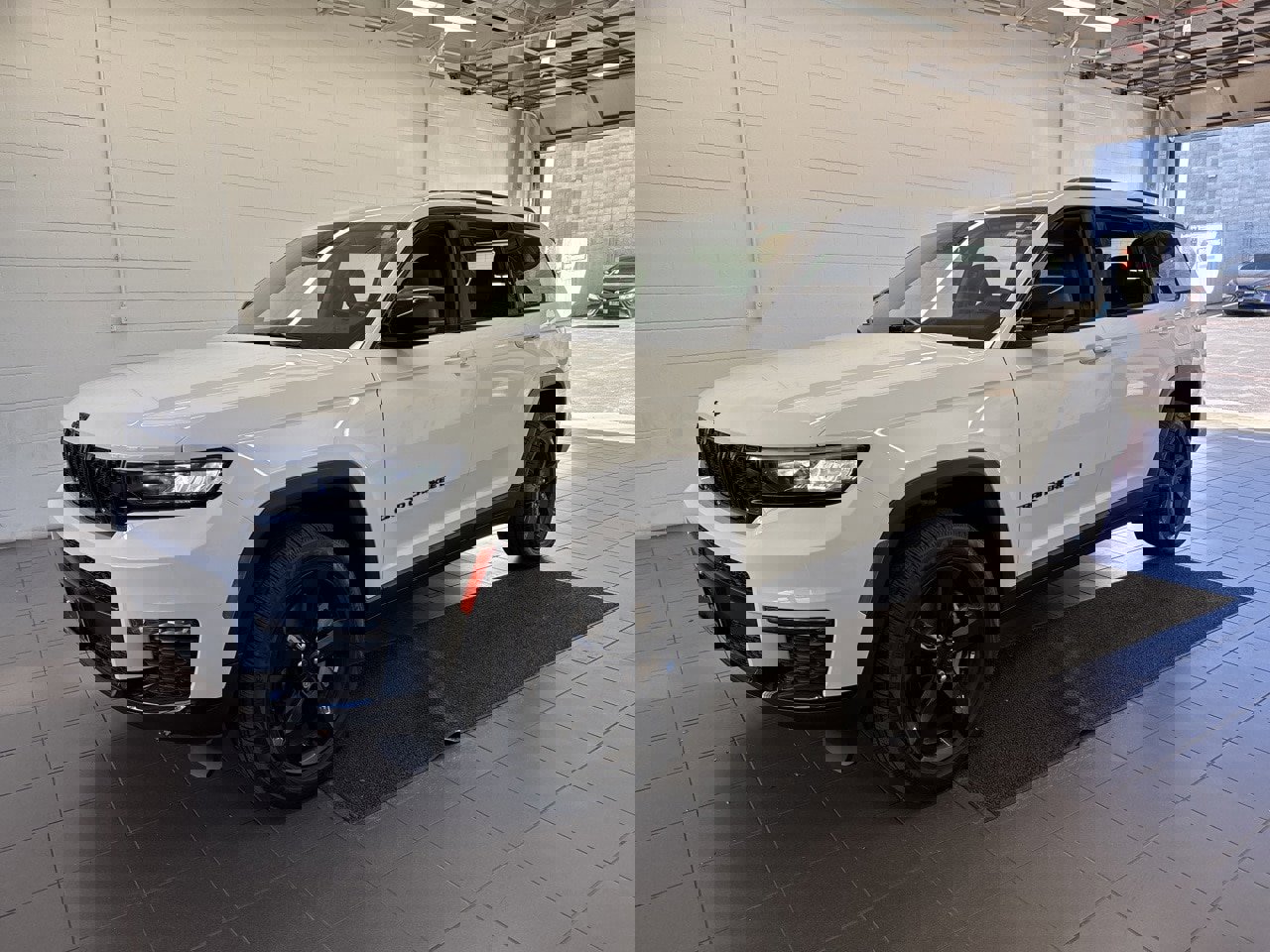 Used 2023 Jeep Grand Cherokee L Limited w/ Black Appearance Package image 4