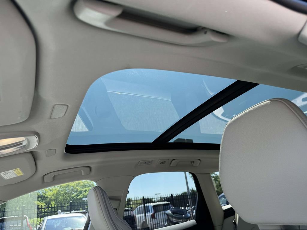 Certified 2025 Volvo XC60 B5 Core AWD/4WD image 21