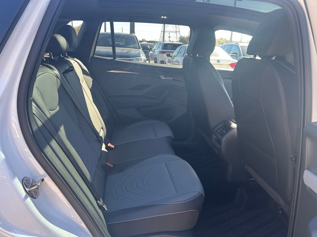 Certified 2025 Volkswagen Tiguan SE R-Line image 42