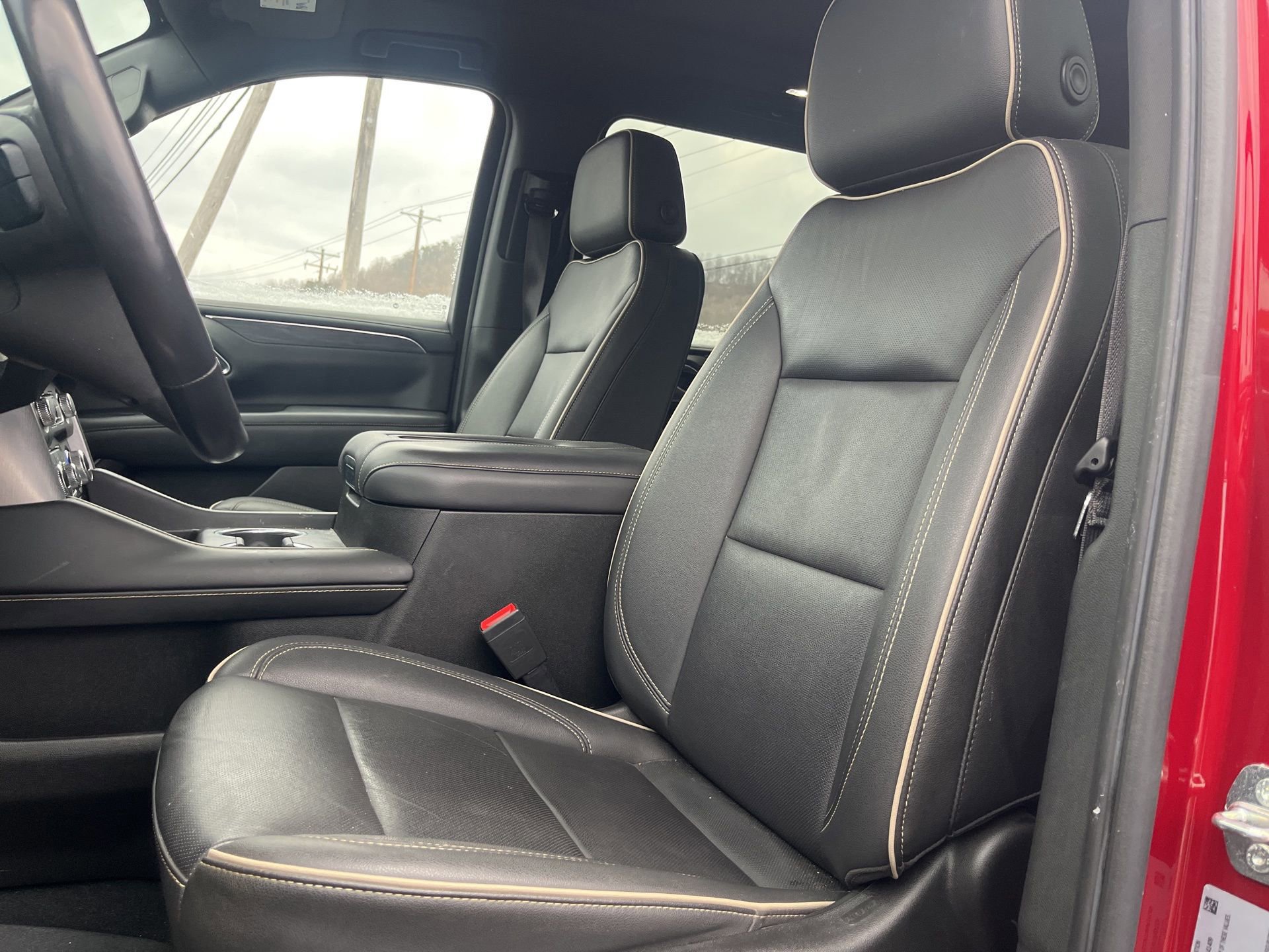 Used 2022 GMC Yukon XL SLT w/ SLT Premium Package image 5