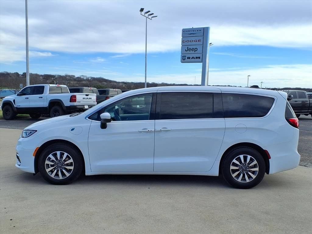 Used 2023 Chrysler Pacifica Touring-L FWD image 4